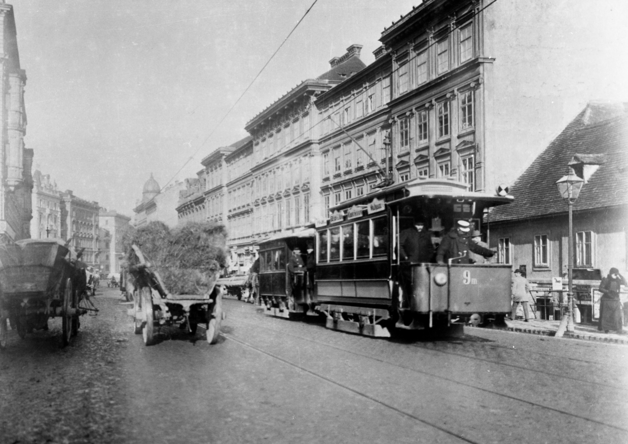 Wagen 9m der Type A als Transversallinie mit Rollenstromabnehmer in der Wallensteinstraße unterwegs, 1897