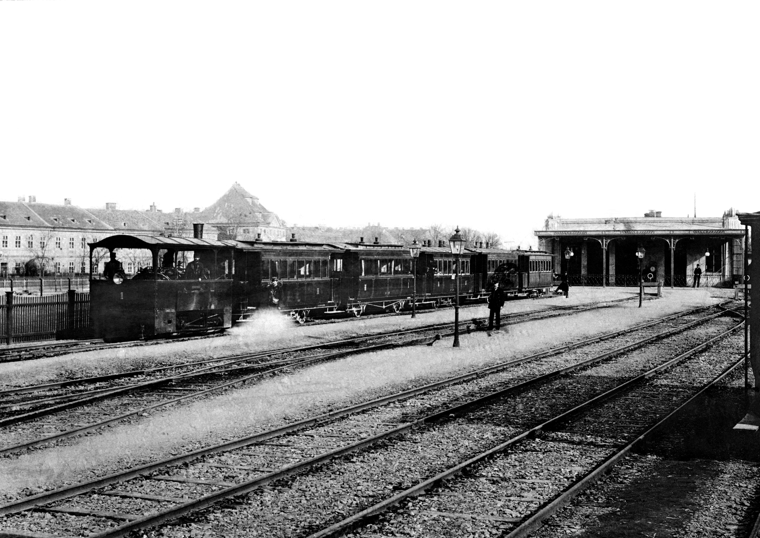 Dampfstraßenbahnzug als 5-Wagenzug im Bahnhof Hadikgasse um 1900 unterwegs