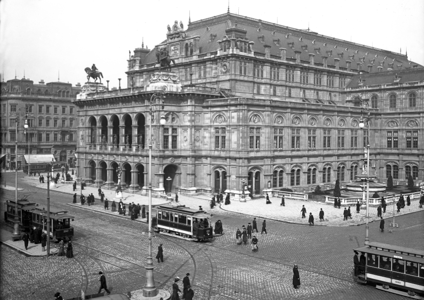Kärntner Ring Oper und Kärntnerstraße mit Zügen der Type G und Type a um 1905