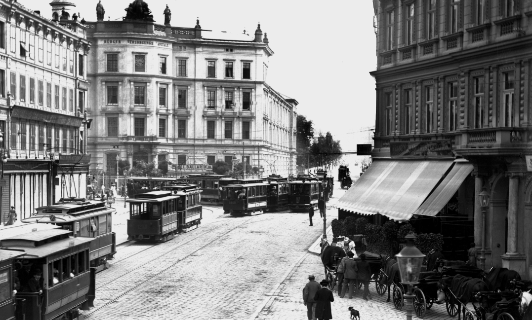 Straßenbahnzüge der Tpye G und D mit Beiwagen ua. a1, in der Nußdorferstraße, im Hintergrund das ehemalige Versorgungshaus um 1905