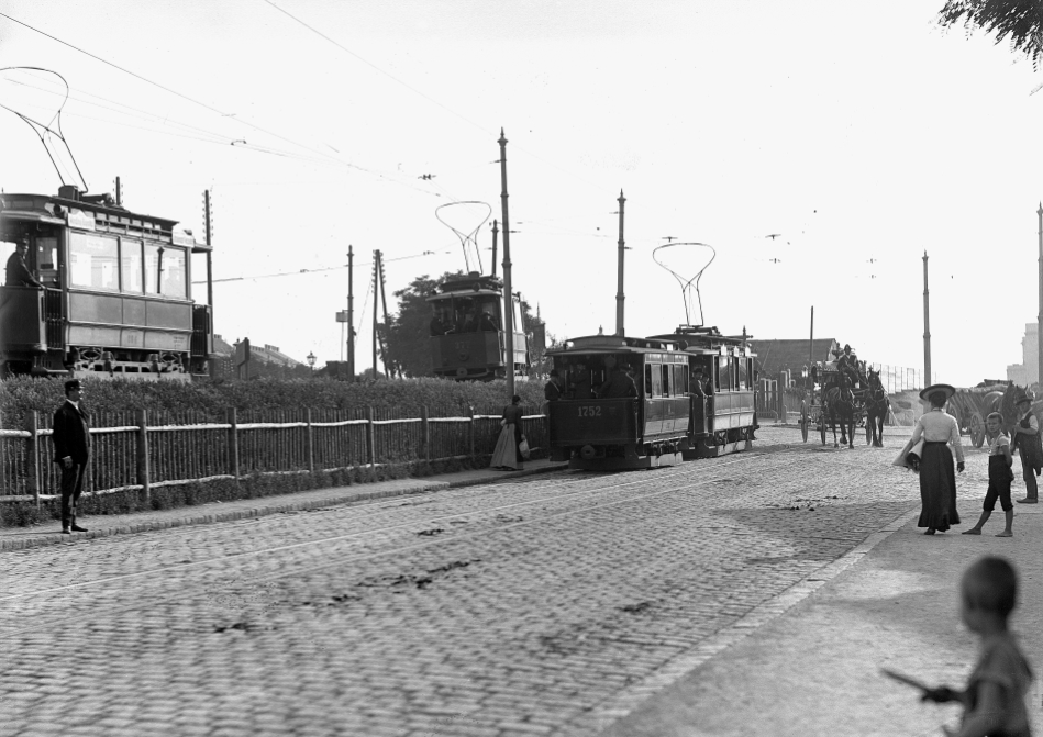 Meidling, heute etwa bei der Philadelphiabrücke,  Züge der Typen D1 und  f3-1752_G um 1905