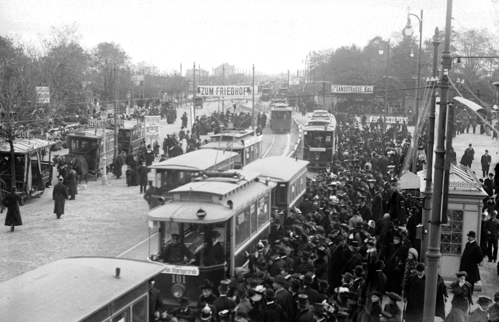 Straßenbahnzüge Allerheiligenverkehr ua. mit  Tpye G und D und Beiwagen , links Pferdefuhrwerke, 2.Tor Simmering 1905