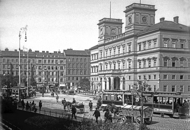 Franz Josef Bahnhof, damals noch Kaiser-Franz-Josefs-Bahnhof; heutiger Julius-Tandler-Platz mit Zügen der Type D und Beiwagen a, heutige Strecke der Linien 5 und D, um 1905