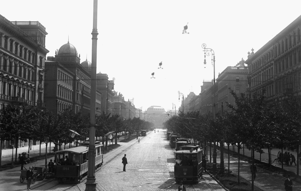 Schottenring bei Kai um 1905 mit  Straßenbahnzüge der Tpye D und Beiwagen u, ganz im Hintergrund die Universität