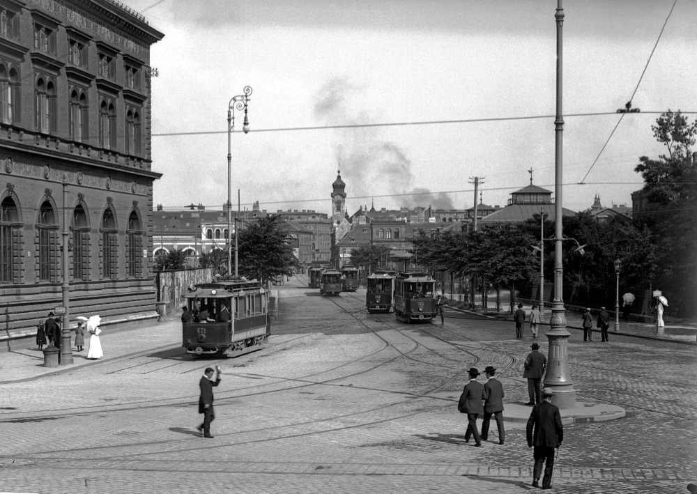 Weißkirchnerstraße beim Stubenring mit Zügen der Type G und beiwagen Type s um 1905