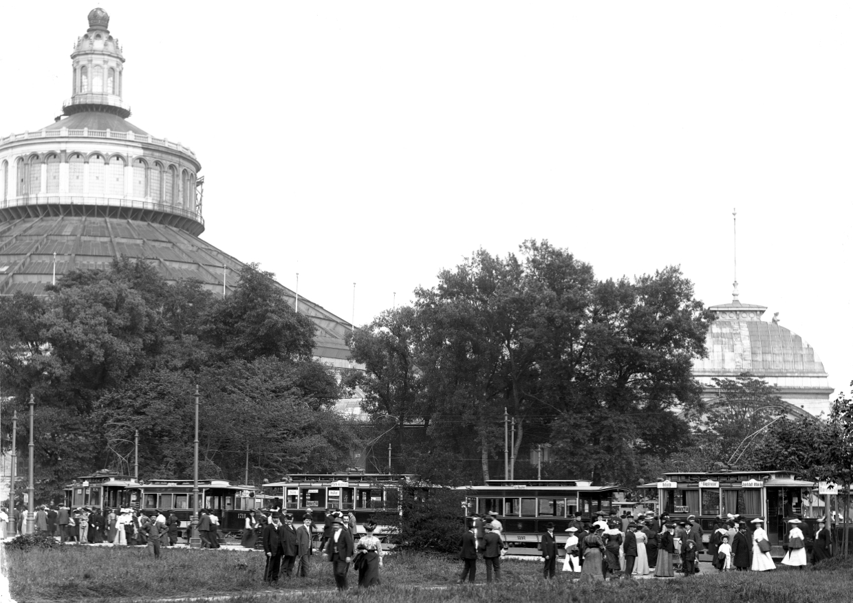 Sonntagsausflug in den Prater, vor dem Hintergrund der Rotunde, 1905