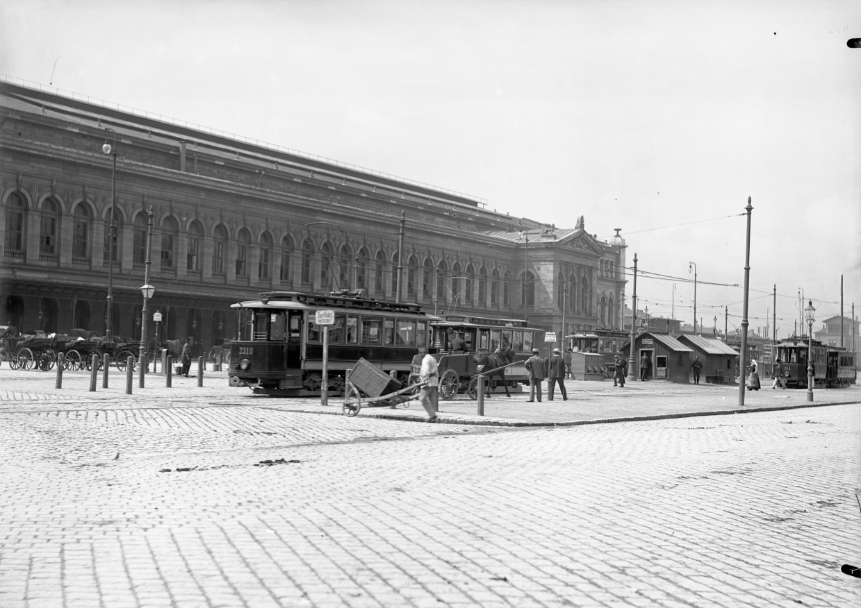 Triebwagen 2310 der Type T in der Endstelle am Südbahnhof, am Gürtel um 1905.tif