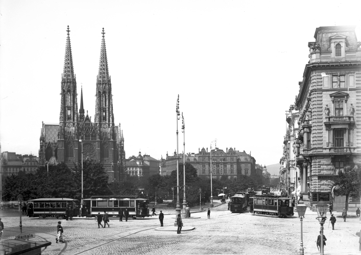 Verkehrssituation vor der Votivkirche mit Triebwagen 704 der Type G mit Raucherbeiwagen 1530 der Type s2 im Jahr 1905