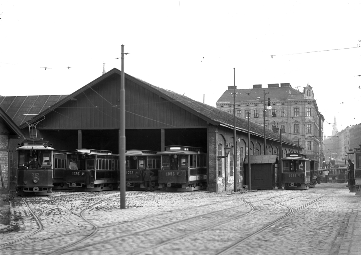 Der Bahnhof Hernals um 1906 u.a. mit der Type G und diversen Beiwägen