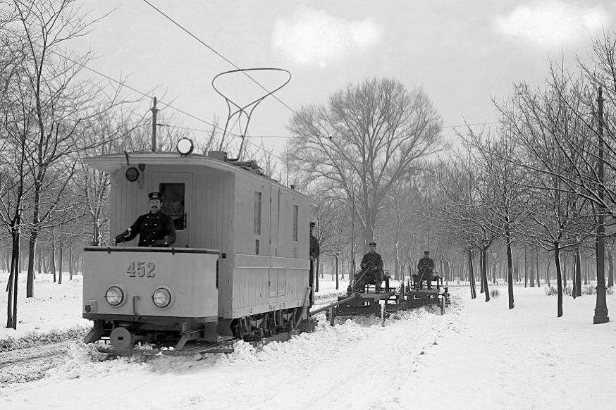 Type ML  als Arbeitswagen mit zwei Anhänger-Schneepflüge im Winter 1906