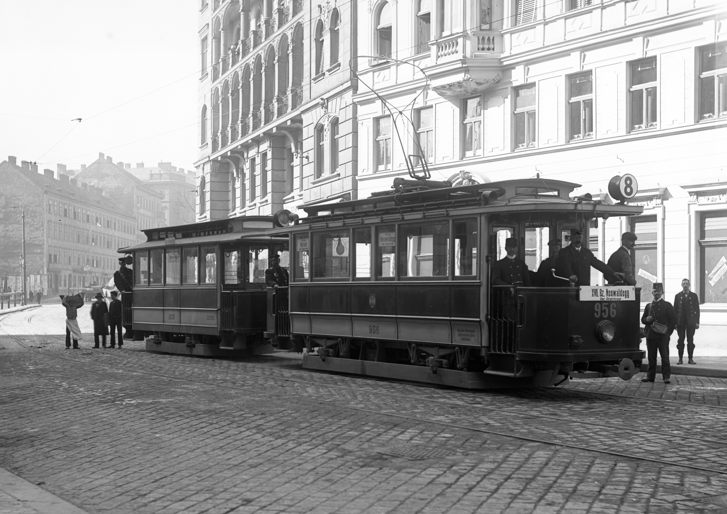 Triebwagen 956 der Type G mit Beiwagen 1039 der Type c3 als Linie 8 in Neuwaldegg um 1906 unterwegs