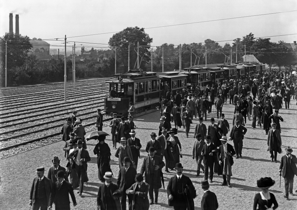 Freudenau, Renntag mit Straßenbahn u.a. Linien Tr und J und Type G, um 1910