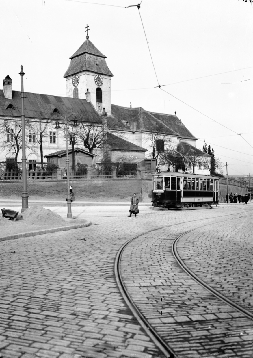 Triebwagen 2350, der Type K, steht als Linie 73 in der Endstelle Simmering, um 1910