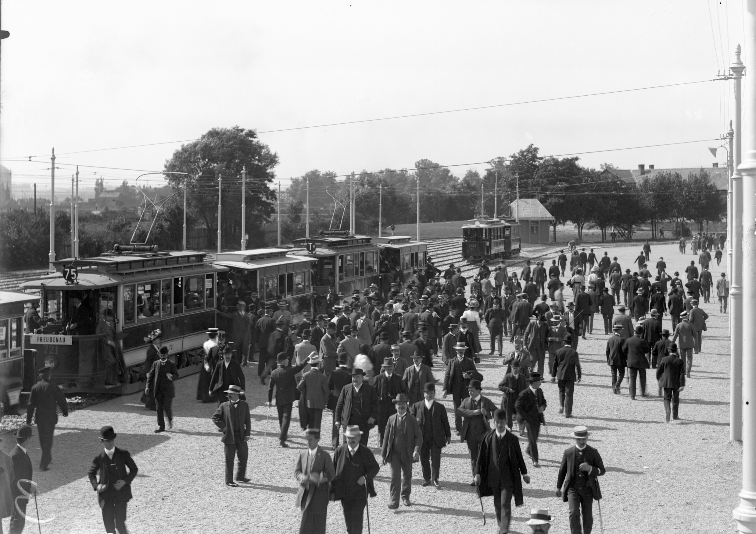 Triebwagen 721, der Type G, als Linie 75 beim Renntag in der Freudenau, 1910