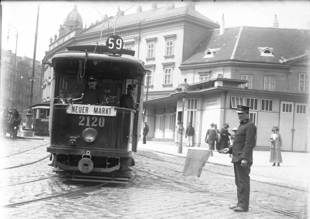 Triebwagen 2120 der Type G3 als Linie 59 beim Abbiegen aus der Mariahilfer Straße im Jahr 1910 unterwegs