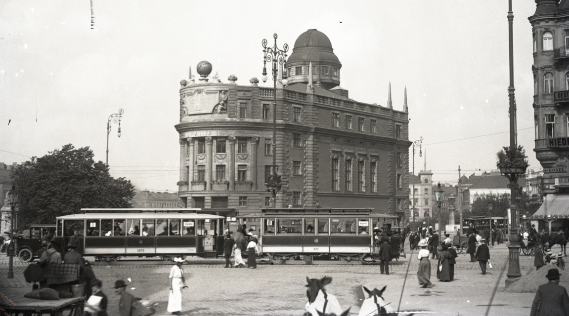 Linie B, Triebwagen 821 der Type G und Beiwagen 3075 der Type g am damaligen Aspernplatz vor der Urania, 1912