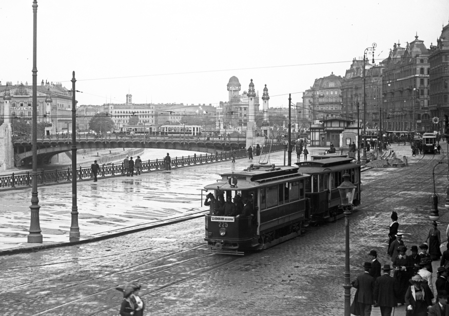 Schwedenplatz und Schwedenbrücke mit Zug der Linie L und Type G-Bw um 1913