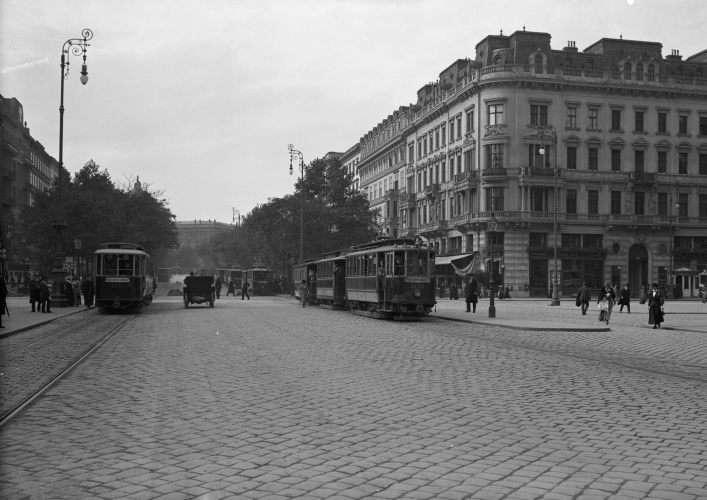 Beiwagen 3303, der Type k1 und Triebwagen 2159 der Type H, als Linie Ak bei der Ringstraße/Operngasse im Jahr 1915 unterwegs