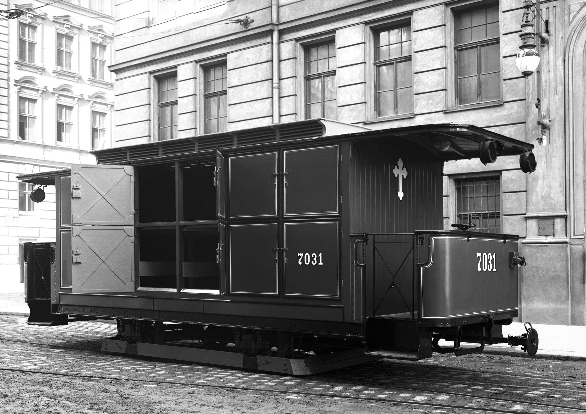 Arbeitswagen 7031, der Type le (Leichenwagen) in der Siebeneichengasse im Jahr 1918. Ein Modell dieses Leichenwagens ist im Bestattungsmuseum zu besichtigen.