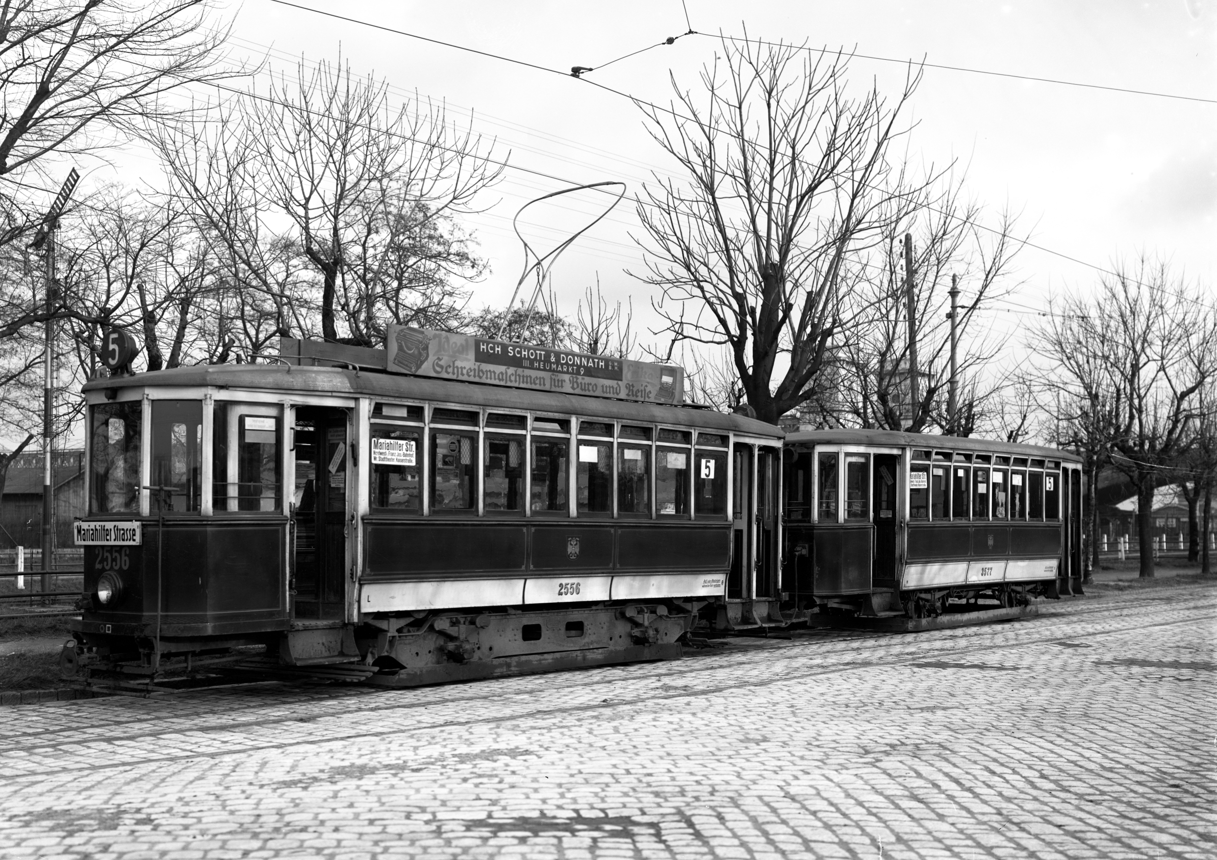 Triebwagen 2556, der Type L, und Beiwagen 3577, der Type k3 als Linie 5 um 1920 unterwegs