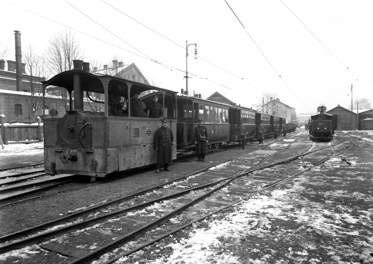 Wartendes Personal der Dampftramway von Kagran nach Groß-Enzersdorf am Bahnhof Floridsdorf um 1922