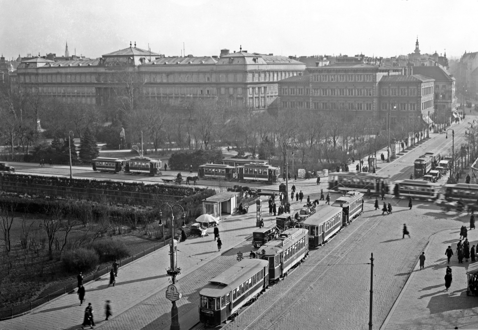 Karlsplatz mit diversen Zügen und Linien, ua. Linie 62 und 65 Und Typen K ,G und D um 1925