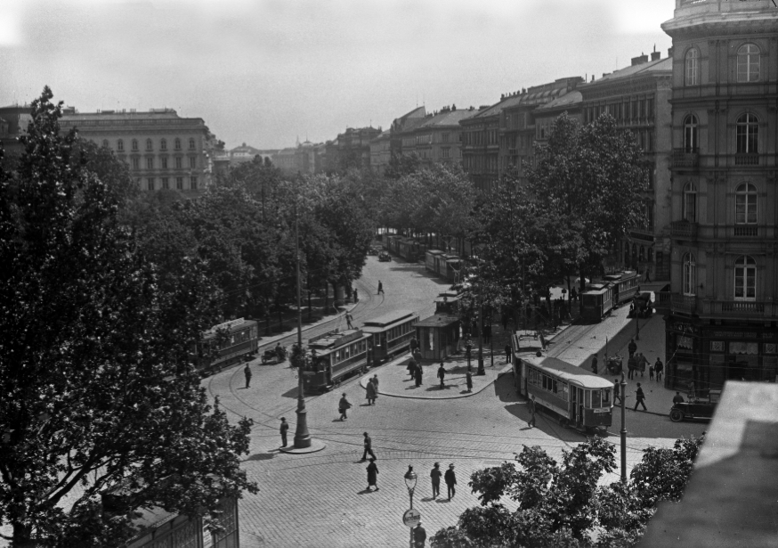 Kreuzung Babenbergerstraße-Ring mit den Linien J, D und 57 um 1925