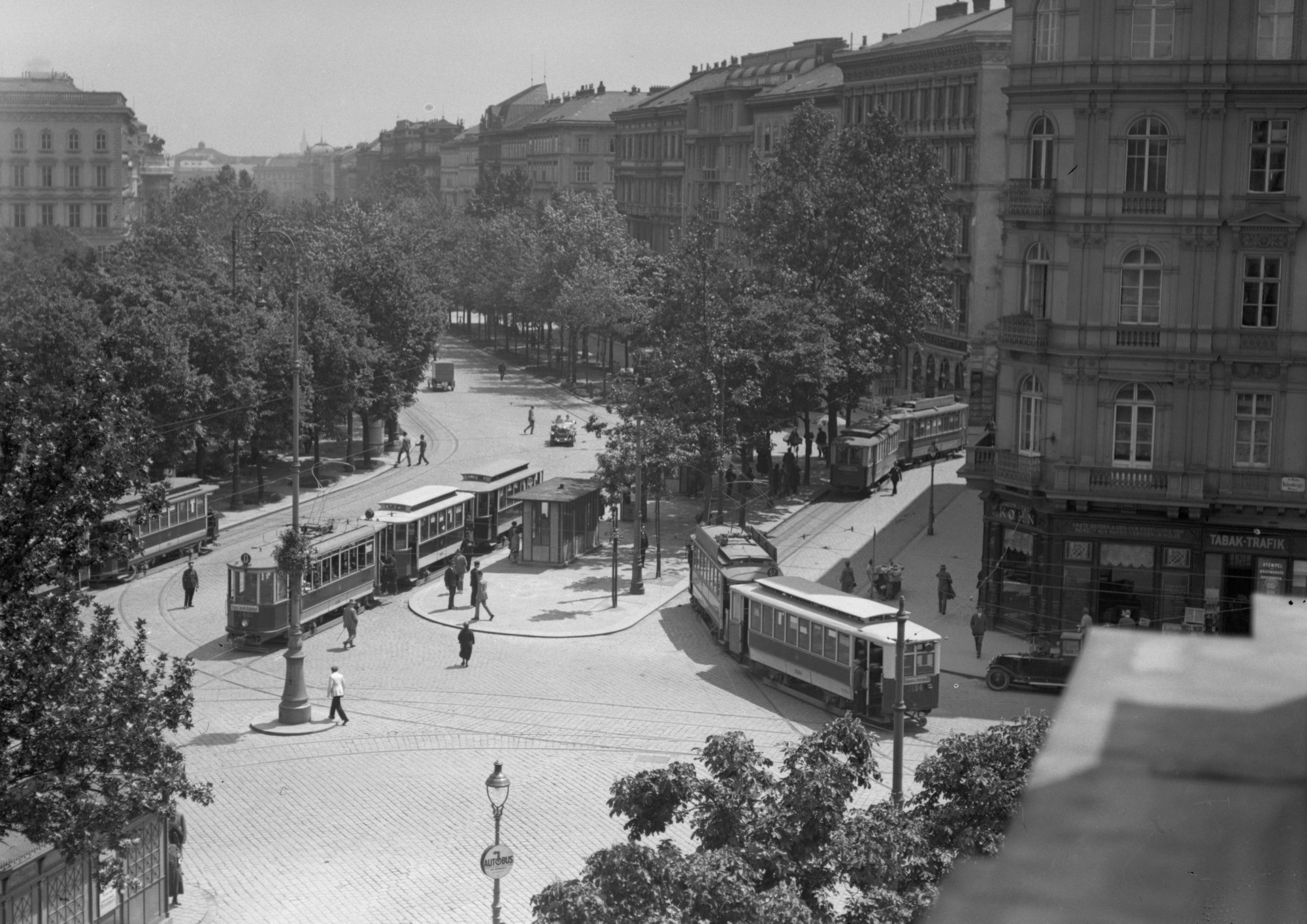 Reger Straßenbahnverkehr am Burgring mit Triebwagen 2402, Type K und Beiwägen Type d2 als Linie D, neben Zug der Linie 57, im Jahr 1925 unterwegs