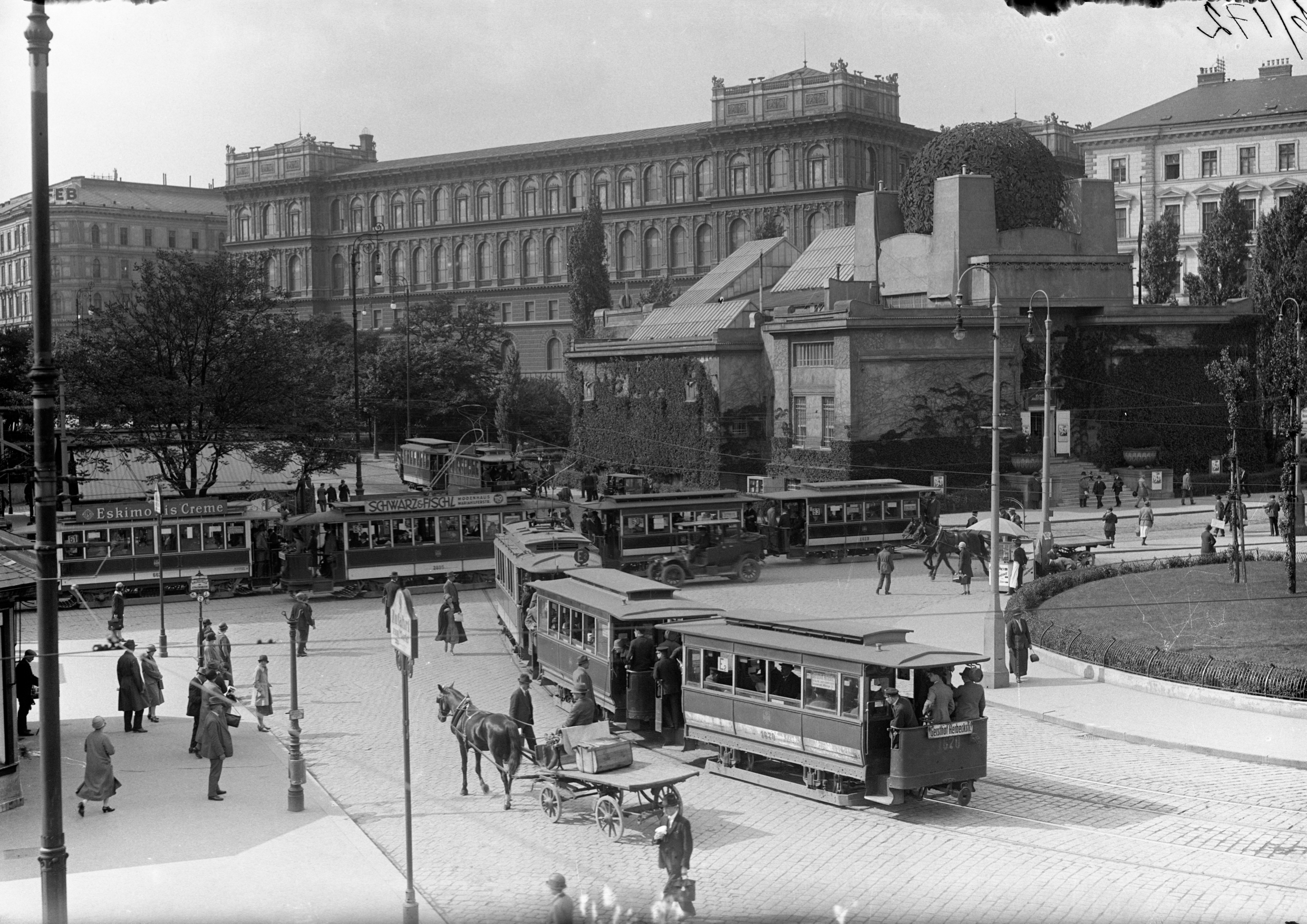 Triebwagen Type G mit Beiwagen der Type t1 als  Linien J2  und E2 bei der Secession vor dem Haus der damaligen Bärenmühle um 1928