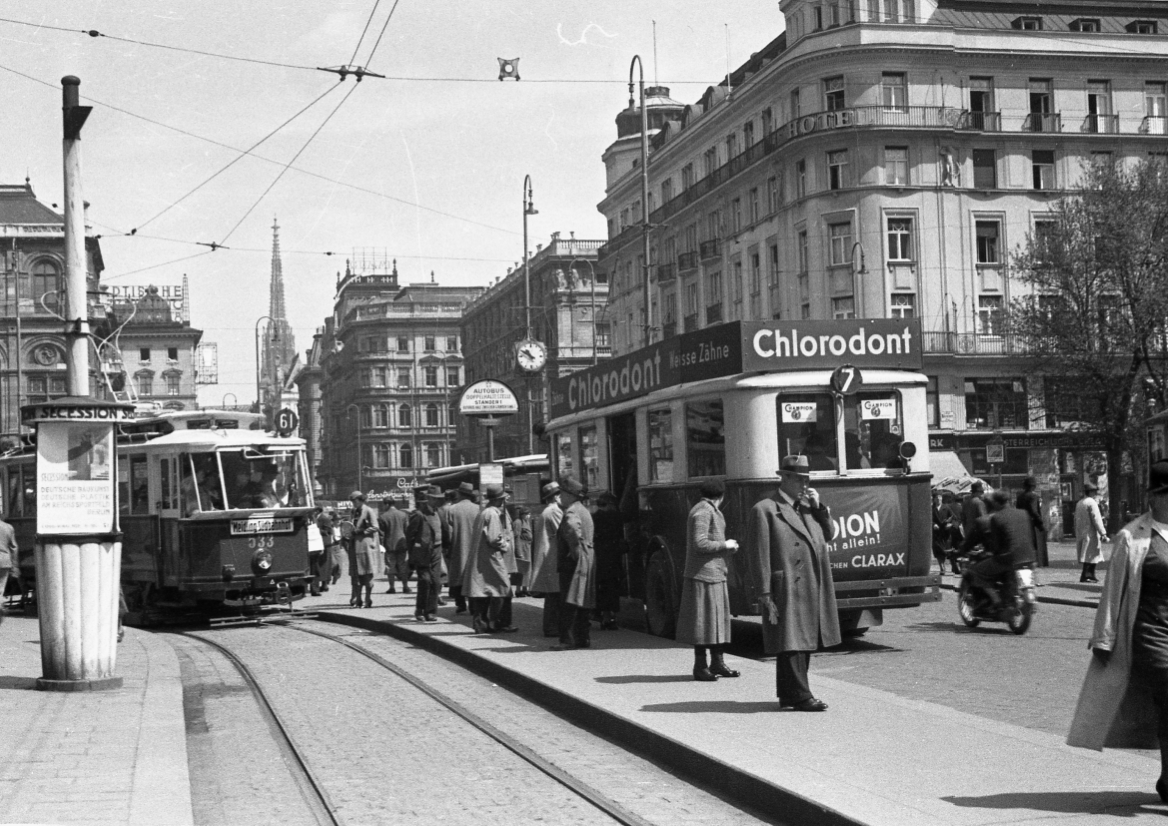 Alte Schleife der Linie 61 vom Ring in die Kärntner Straße ca.1930 mit Zug der Linie 61 und Bus der Linie 7 mit Triebwagen533 der Type G. Im Hintergrund Hotel Bristol und Stephansdom