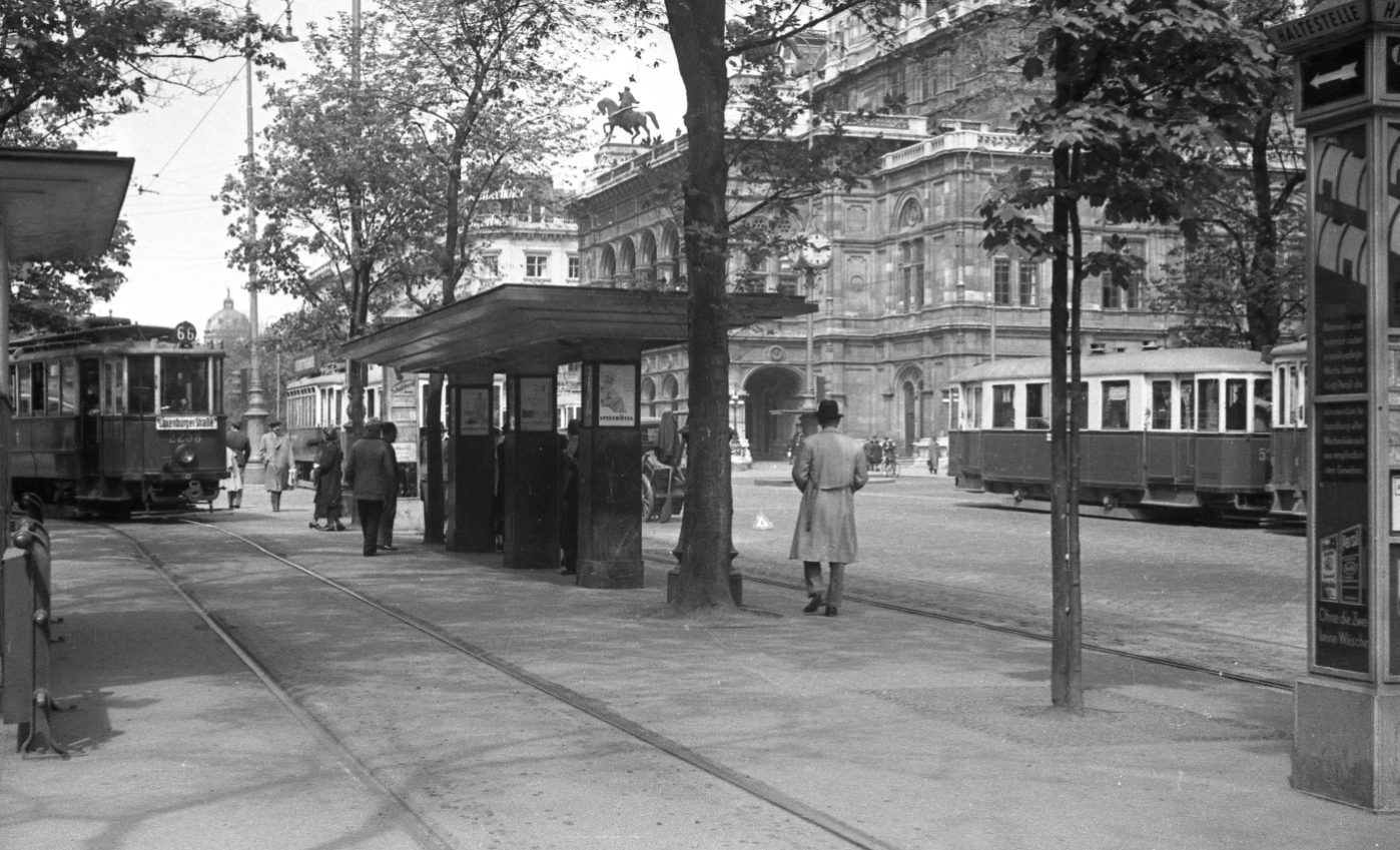 Station der Linie 62 vor der Oper-Ring mit Zug der Linie 66 Type H 2258 und im Hintergrund Ringwagen der Type m2 im Linksverkehr  etwa 1930