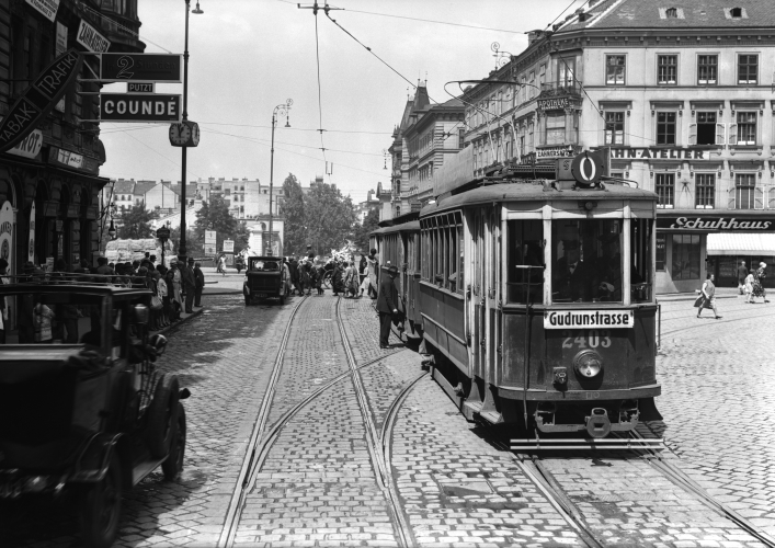 An der Kreuzung Rennweg und Fasangasse ist Triebwagen 2403 der Type K, als Linie O, unterwegs, ca 1930