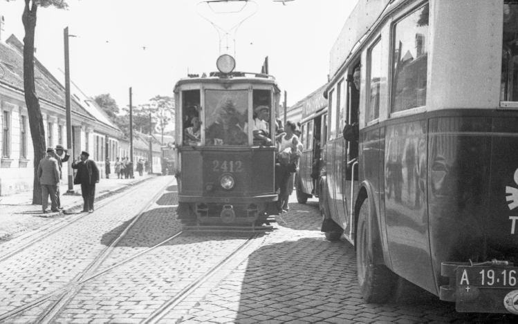 Verstärkerzug und Busse in Hirschstetten anläßlich der Landung des Zeppelins am 12.Juli 1931