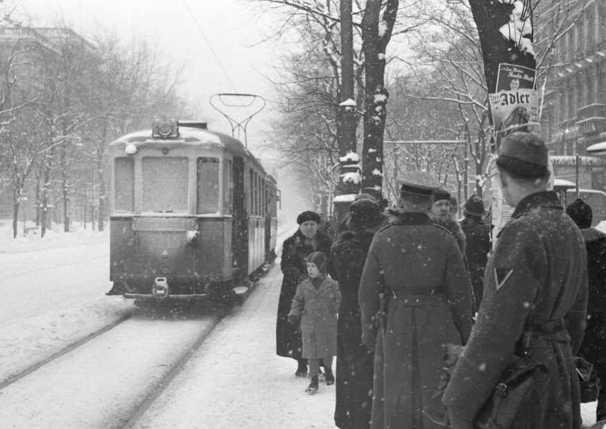 Winter 1934 am Kärntner Ring mit einem Zug der Linie J