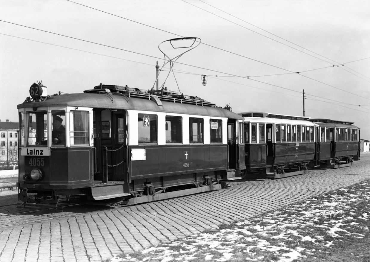 Triebwagen 4055, der  Type M mit Beiwagen 3413 der Type k2 und  3508 der Type k2 als Linie 62 in der Hetzendorfer Straße um 1935 unterwegs