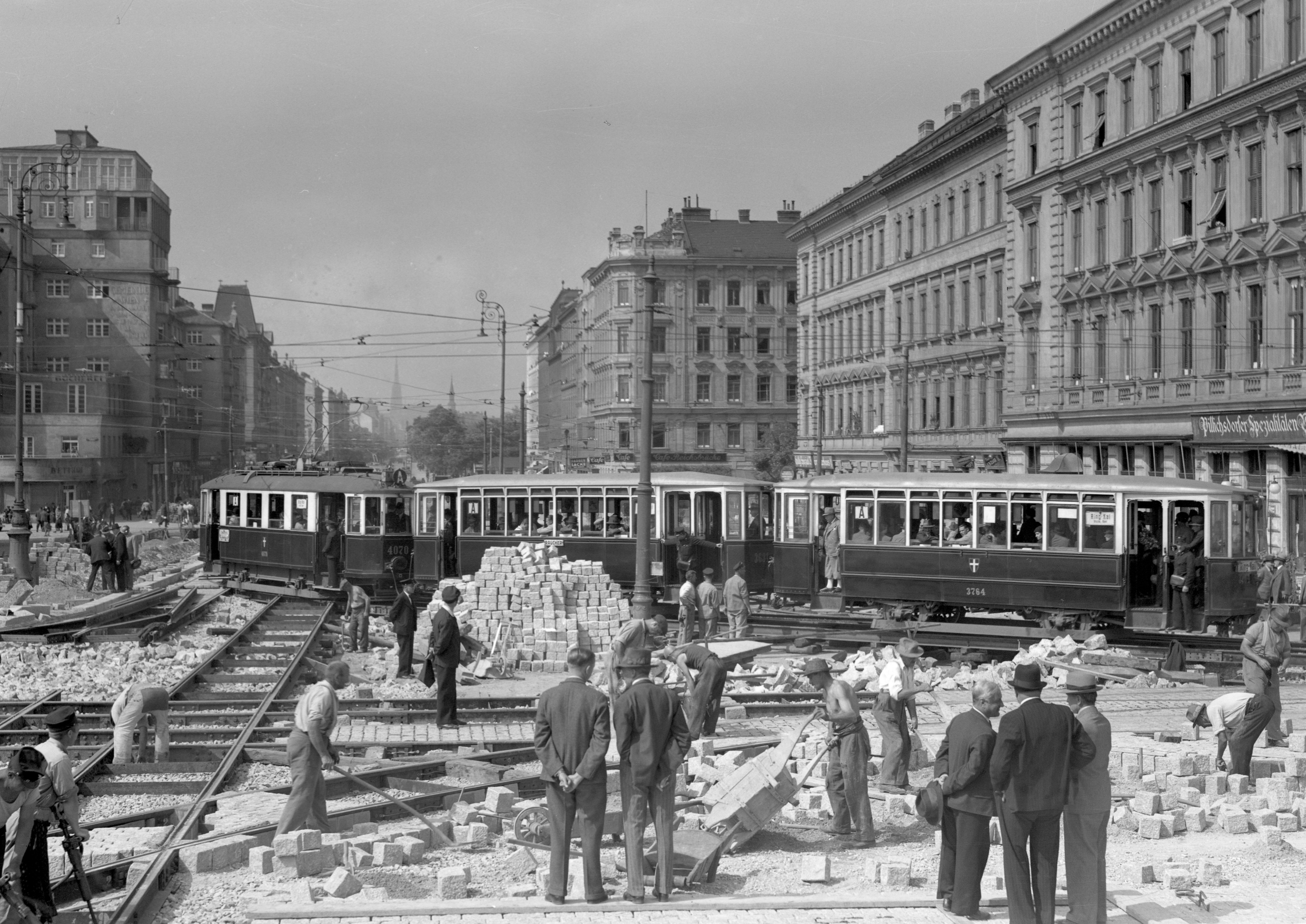 Triebwagen 4070, der Tape M als Linie A mit zwei Beiwägen, 3631, Type k3 und 3764, Type k4 bei der Baustelle an der alten Gleisanlage als Dreiwagenzug, bei der Reichsbrücke, unterwegs.