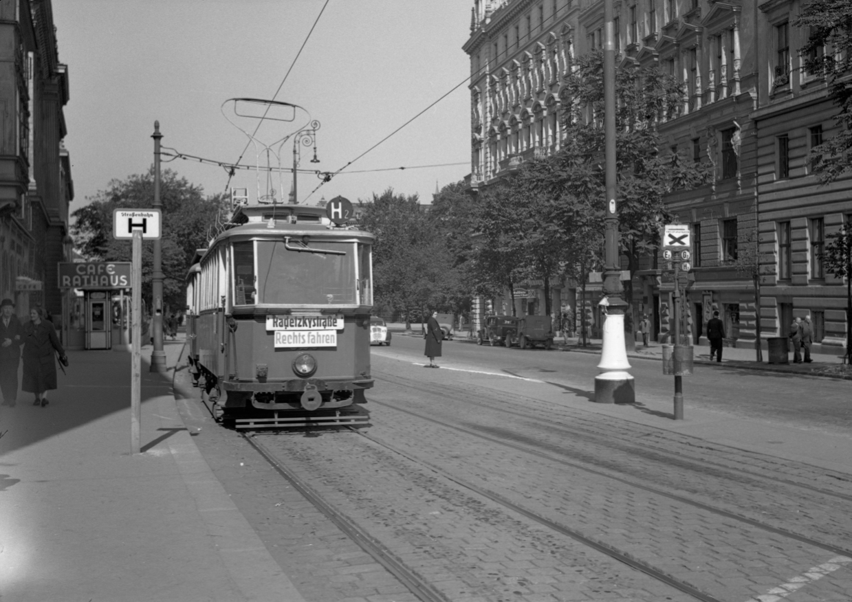 Kurz nach Umstellung auf Rechtsverkehr steuert ein Triebwagen der Type G, der Linie H2, die Ersatzhaltestelle in der Landesgerichtsstraße an, 1938