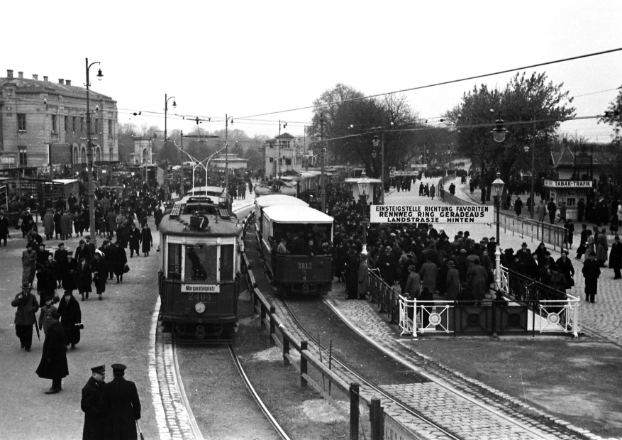 K-Triebwagen 2404 Linie 7 im Zentralfriedhofverkehr beim 2. Tor im 2. Weltkrieg. Stadeinwärts Linie 71 mit Beiwagen u2 3812