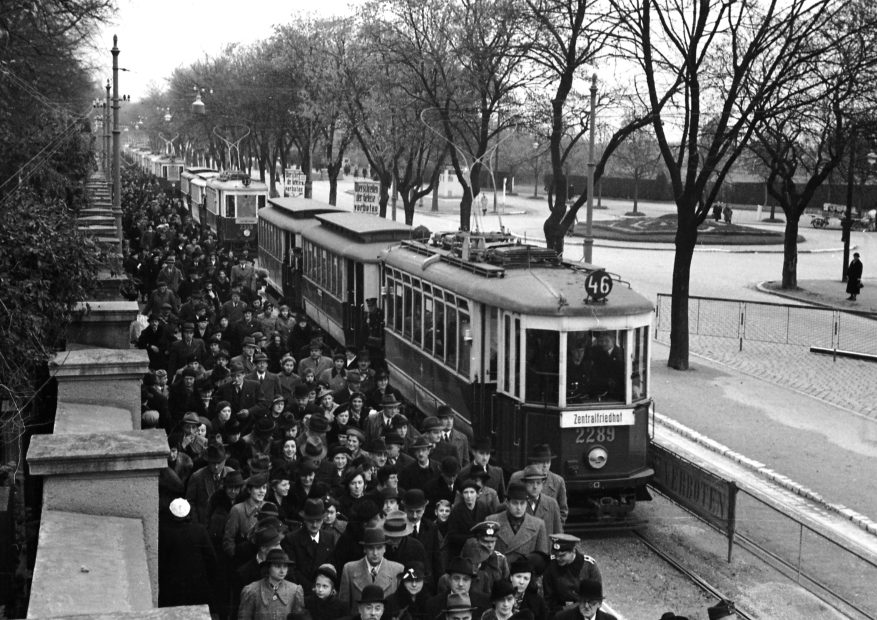 K-Triebwagen 2289 Linie 46 im Zentralfriedhofverkehr zwischen 1. und 2. Tor im 2. Weltkrieg. Im Hintergrund wietere Züge mit K-Triebwagen. Linie 33 Triebwagen 2359 ca. 1939