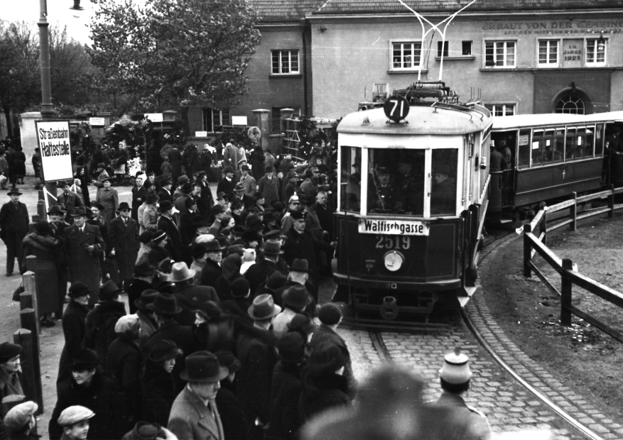 K-Triebwagen 2519 Linie 71 mit 2 u2 Beiwagen im Zentralfriedhofverkehr beim 3.Tor im 2. Weltkrieg