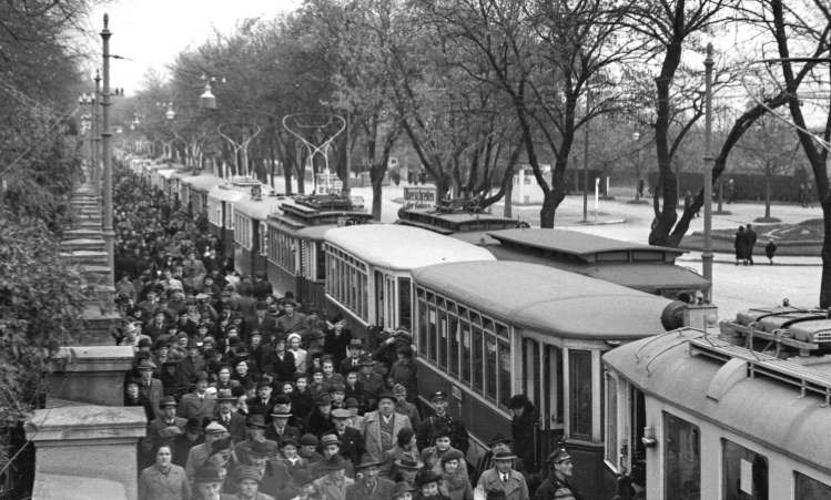 Zentralfriedhofsverkehr 1939 kurz vor dem 2.Tor in Simmering
