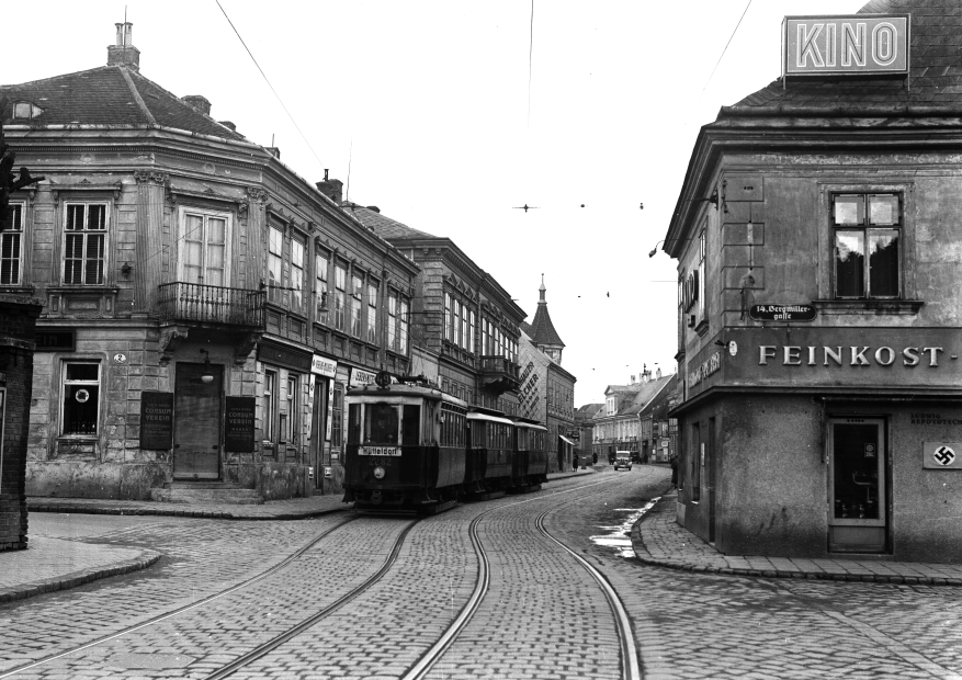 K-Triebwagen 2282 mit 2 Beiwagen in der Linzerstrasse Linie 49.Aufnahme im 2. Weltkrieg