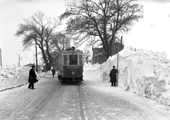 Triebwagen 2627 der Type L, als Linie 167  bei Schneeverwehung in Rothneusiedl unterwegs, 1942