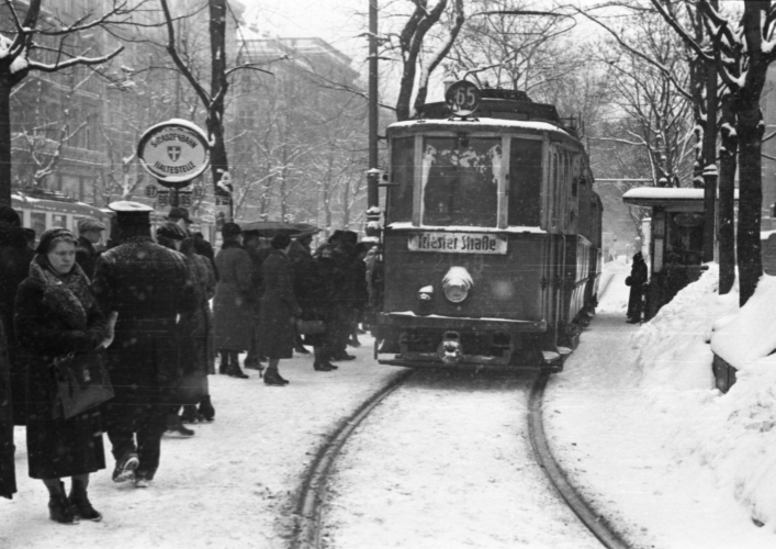 Triebwagen 2159, der Type H, in der Endstelle der Linie 65 am Kärntner Ring, 1942