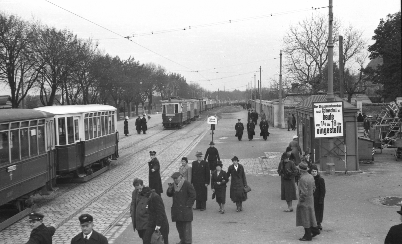 Zentralfriedhofsverkehr 1948 3.Tor Simmering mit gestapelten Zügen Richtung Schwechat ua.Linie 22