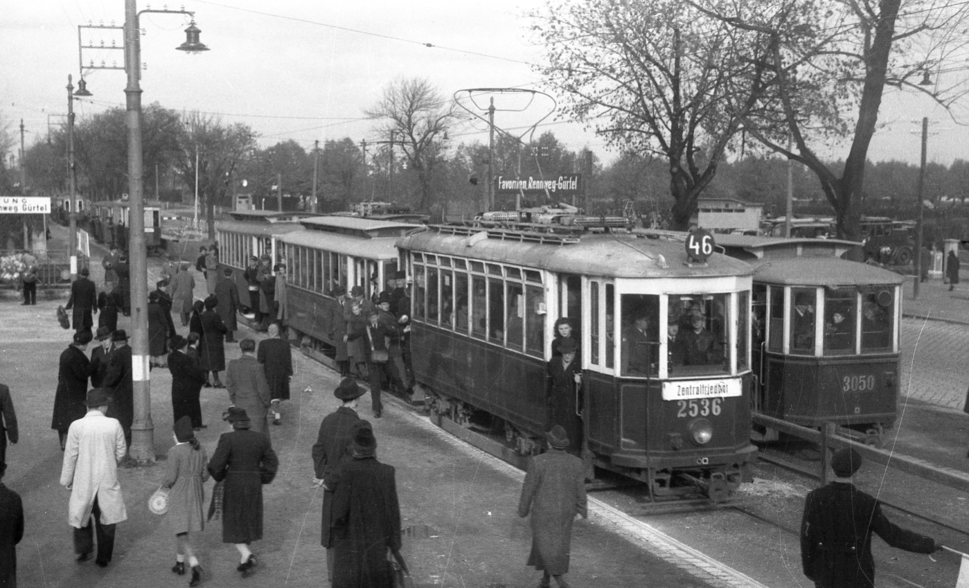 Zentralfriedhofsverkehr 1948 beim 2.Tor in Simmering mit Linie 46 und Zug K 2536 mit den Beiwägen der Type k 3111 und 3187