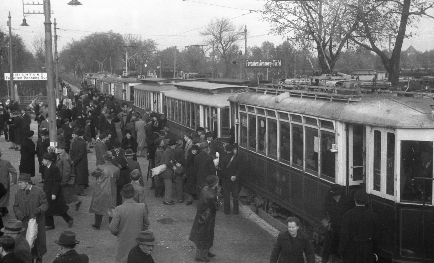 Zentralfriedhofsverkehr 1948 mit Wagen der Type K-k2-k2 beim 2.Tor Simmering mit Linie 46,dahinter Linie 71,22 in der Station