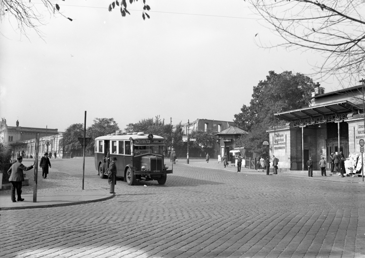 Bei der Mariahilfer Straße steht ein WIVO-Bus der Linie 4 vor der Ruine des Westbahnhofes, 1949