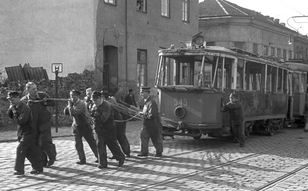 Straßenbahner und Straßenbahn im Nachkriegswien, Aßmayergasse, 1949