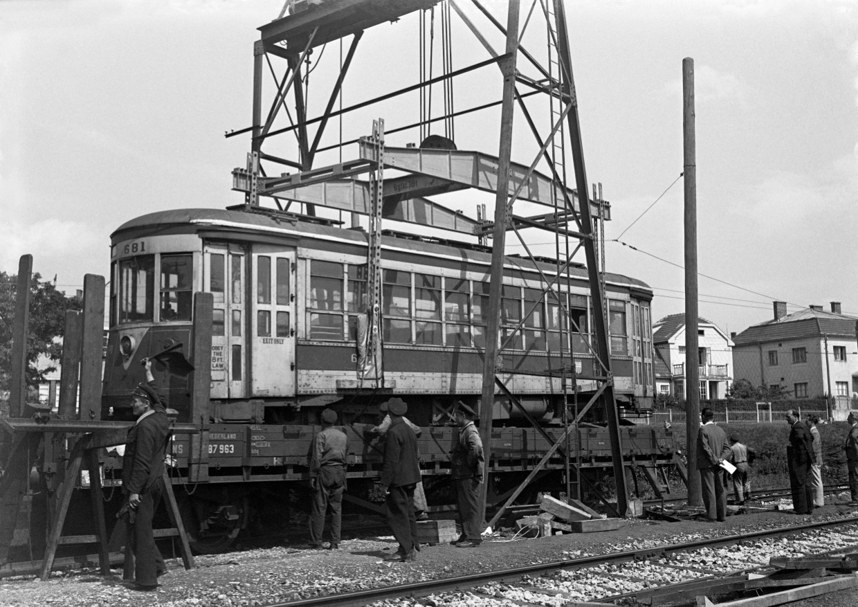Triebwagen 654 (alte Nummer) der späteren Type Z bei der Ankunft in Rodaun am 6. Juli 1949